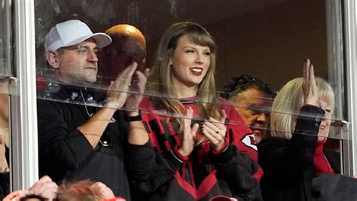 Taylor Swift at Travis Kelce’s Christmas Day Game With Her Parents – Hollywood Life