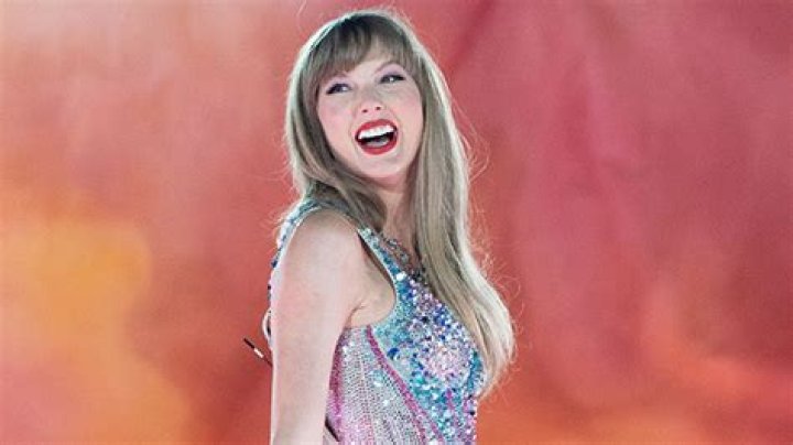 Taylor Swift Breaks Her Heel But Keeps Performing in Brazil – Hollywood Life