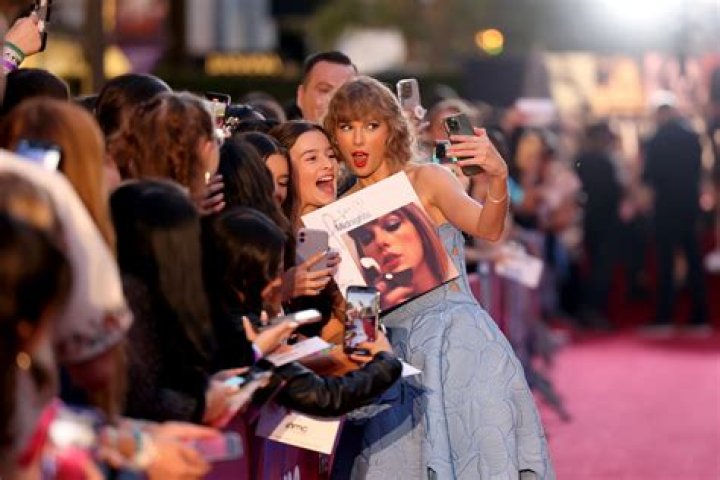 Taylor Swift Fans Fear She Had Kanye Flashbacks After Mila Kunis Told Her To ‘Wait’ At BBMAs