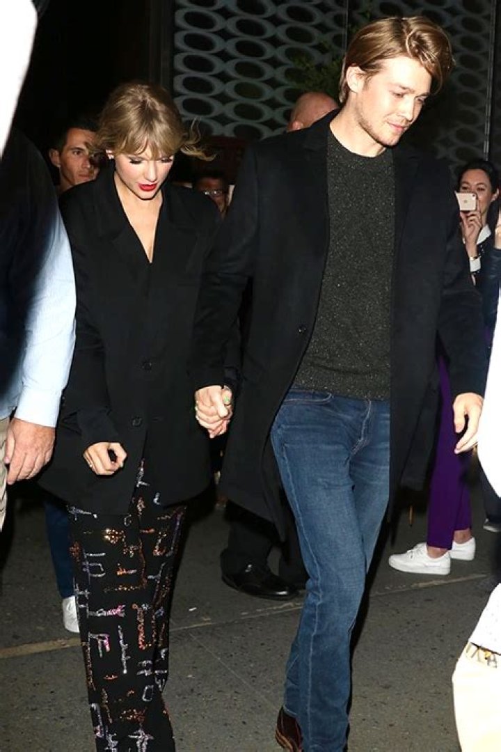Taylor Swift Grabs Dinner With Blake Lively, Ryan Reynolds After Split – Hollywood Life