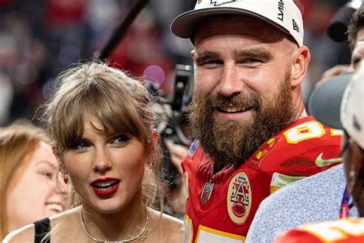 Taylor Swift & Her Dad Support Travis Kelce At Chiefs Game – Hollywood Life
