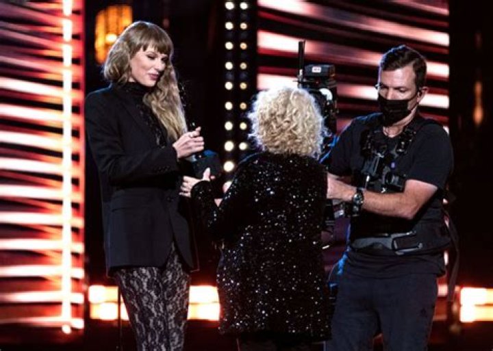 Taylor Swift Honors Carole King At Rock & Roll Hall Of Fame – Hollywood Life