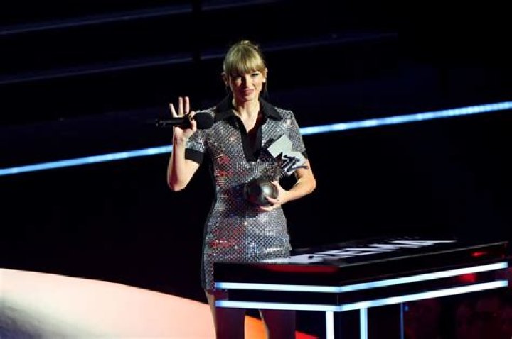Taylor Swift In Sheer Bejeweled Skirt At MTV EMAs: Photos – Hollywood Life
