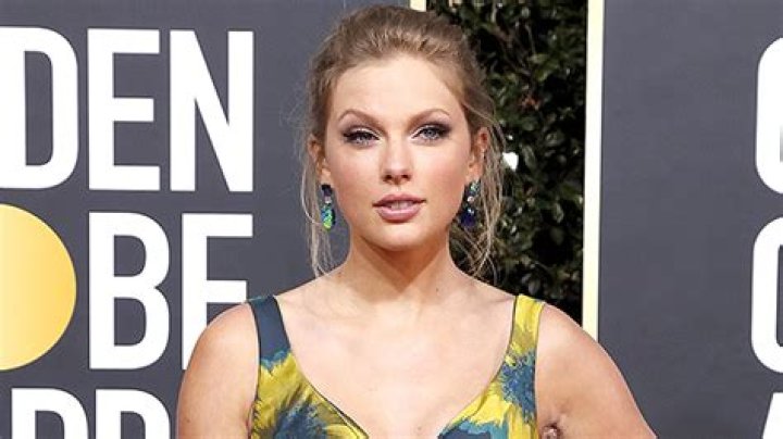 Taylor Swift’s Next Announcement Coming? Fans Think Selfie Holds Clues – Hollywood Life