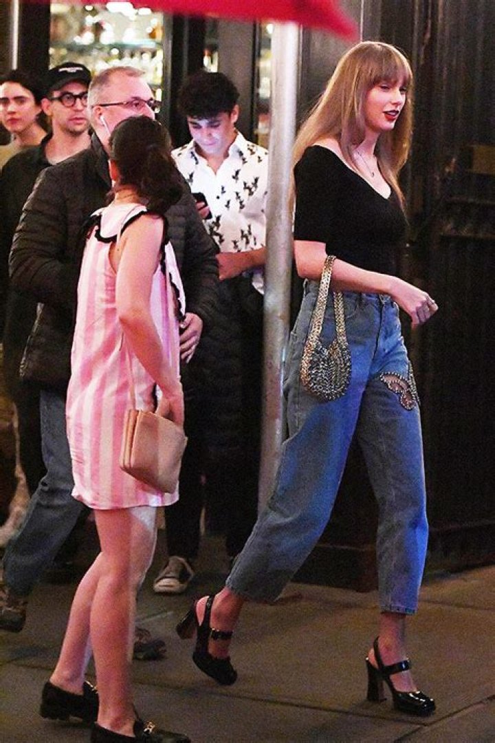 Taylor Swift’s NYC Dinner In 1st Photos & Videos Since Joe Alwyn Split – Hollywood Life
