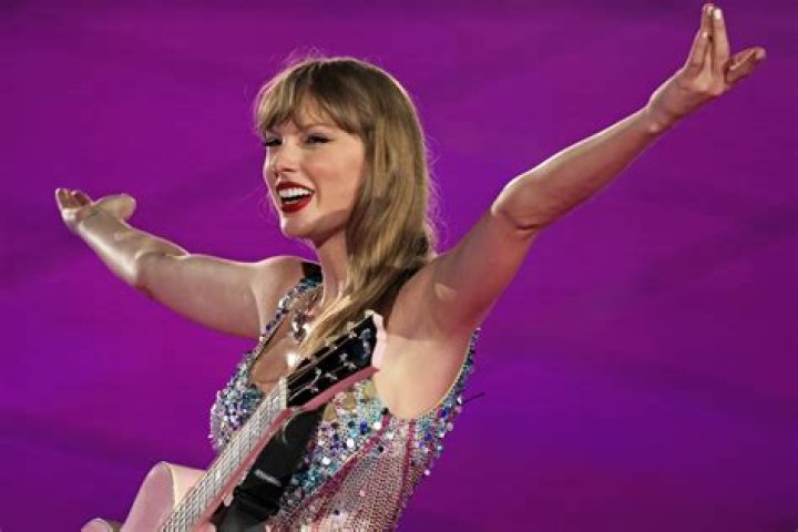 Taylor Swift Sweetly Reacts to Fans Rocking Travis Kelce Jerseys During Australia ‘Eras Tour’ Show: Watch