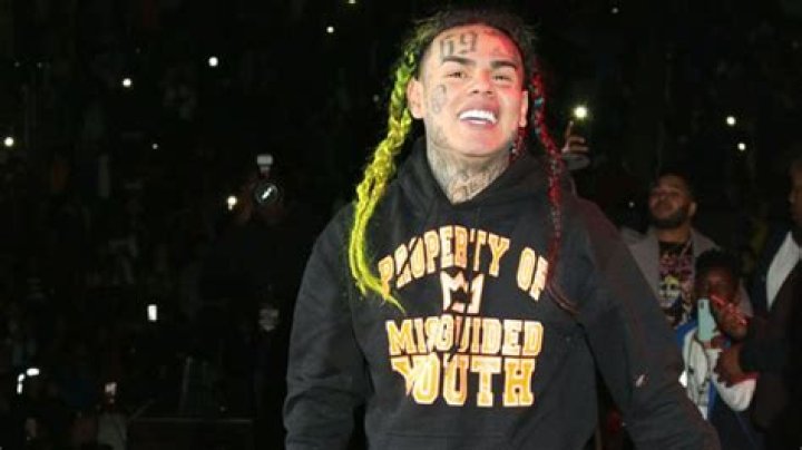 Tekashi 6ix9ine Flashes Handfuls Of Cash & Shows Outside Of Secret Hideaway In New Pic
