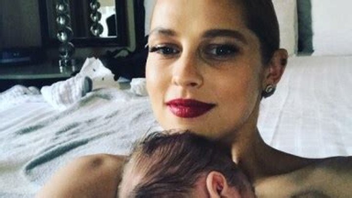 Teresa Palmer Is Mom Goals While Taking ‘Breastfeeding Breaks’ At Globes: Sweet Pic