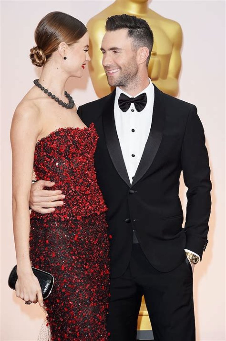 The 10 Cutest Couples’ PDA – Hollywood Life