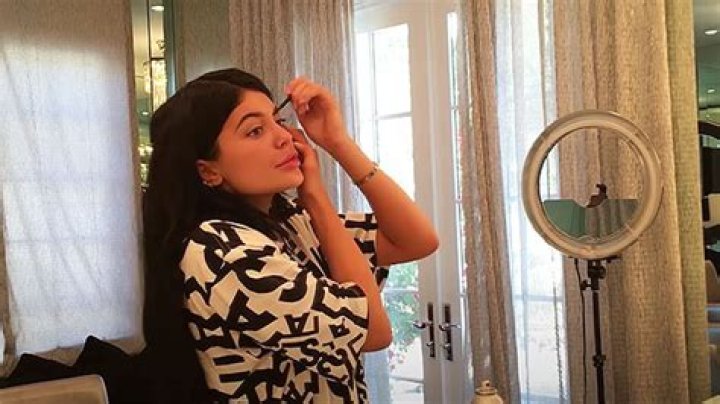 The Best Ring Lights To Take Selfies Like Kylie Jenner – Hollywood Life