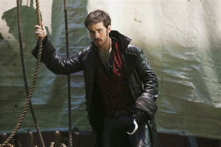 ‘The Jolly Roger’ — Zelena Casts A Kiss Curse On Hook – Hollywood Life