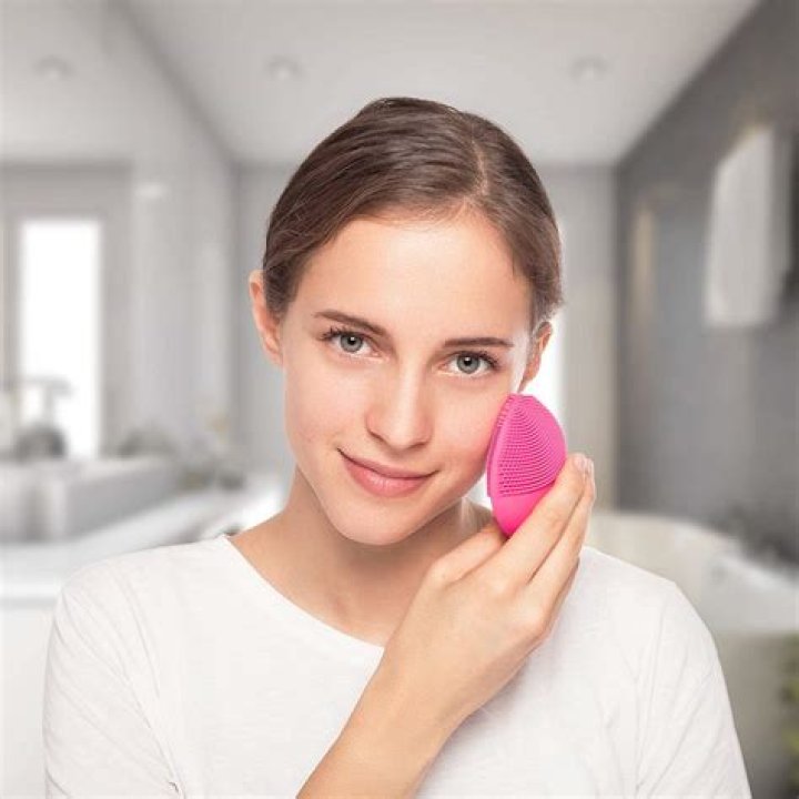 The Top Facial Cleansing Brushes for 2023 – Reviews by Hollywood Life – Hollywood Life