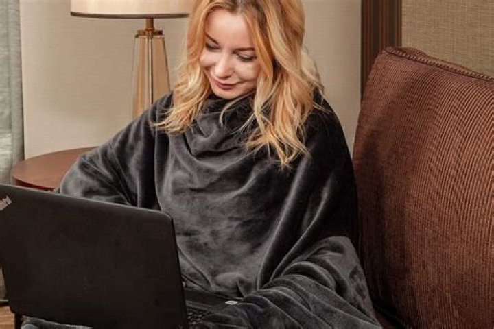 The Top Wearable Blanket for Adults of 2024 – Hollywood Life Reviews – Hollywood Life