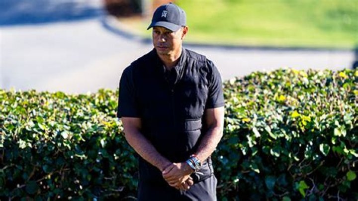 Tiger Woods Uses Crutches While Arriving At LAX In New Photos – Hollywood Life