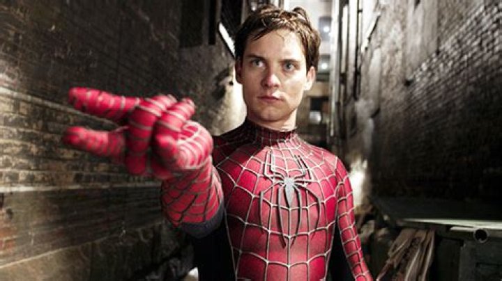 Tobey Maguire Calls Upside-Down Kiss In ‘Spider-Man’ ’Suffocating’ – Hollywood Life