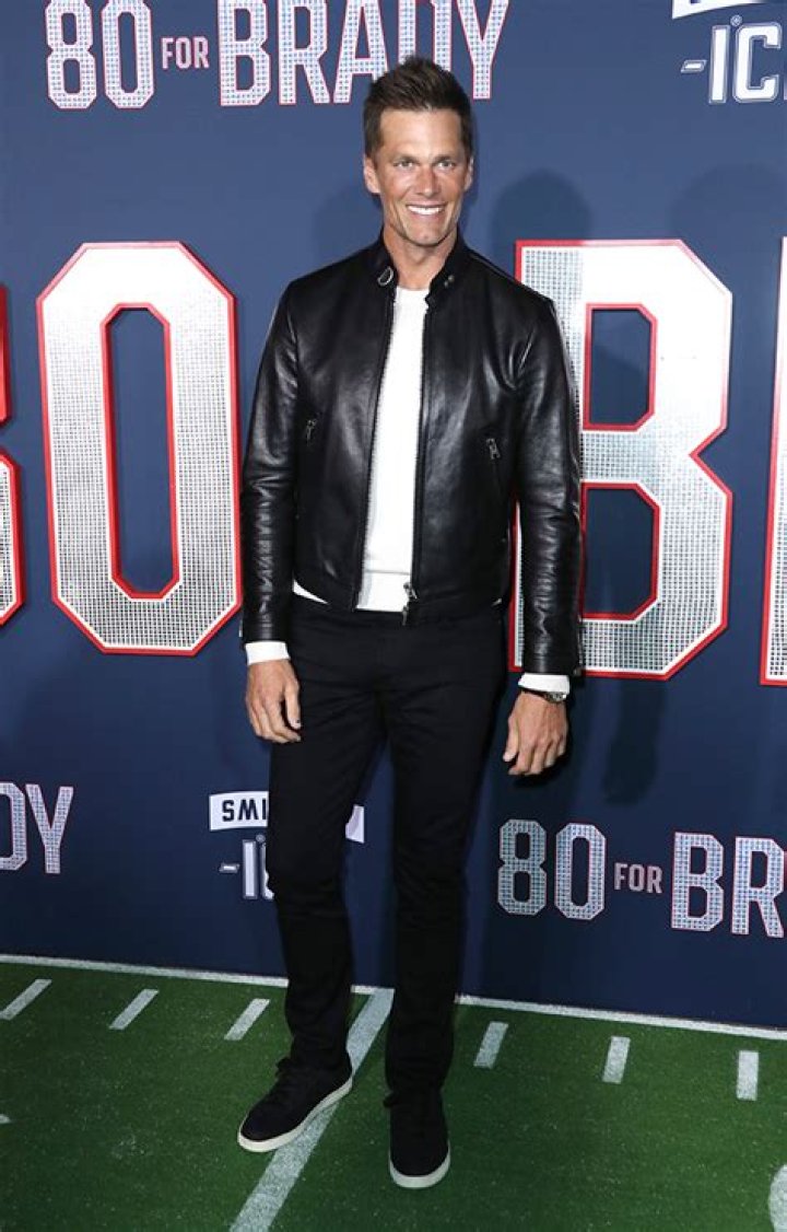Tom Brady Jokes That He Doesn’t ‘Know What To Do’ During Super Bowl – Hollywood Life