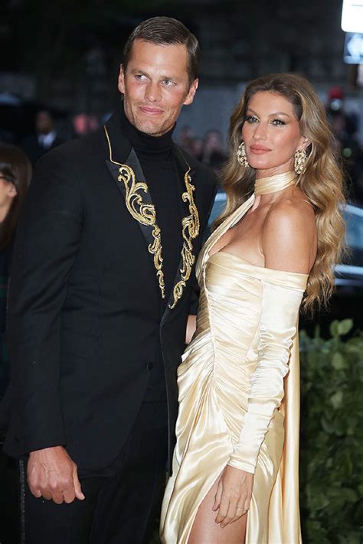 Tom Brady Reacts To Gisele Bundchen’s V-Magazine Cover – Hollywood Life