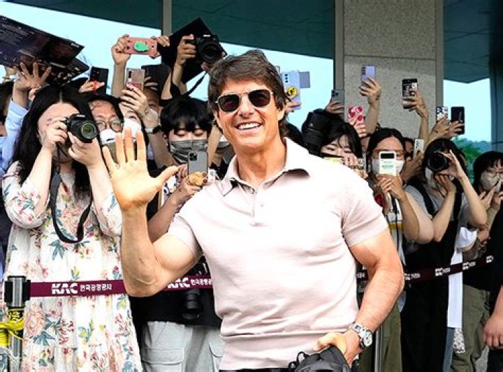 Tom Cruise Flexes Biceps In South Korea: Photos – Hollywood Life