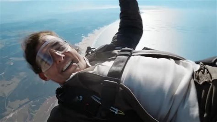 Tom Cruise Goes Skydiving & Thanks Fans Fo Support Mid-Air – Hollywood Life