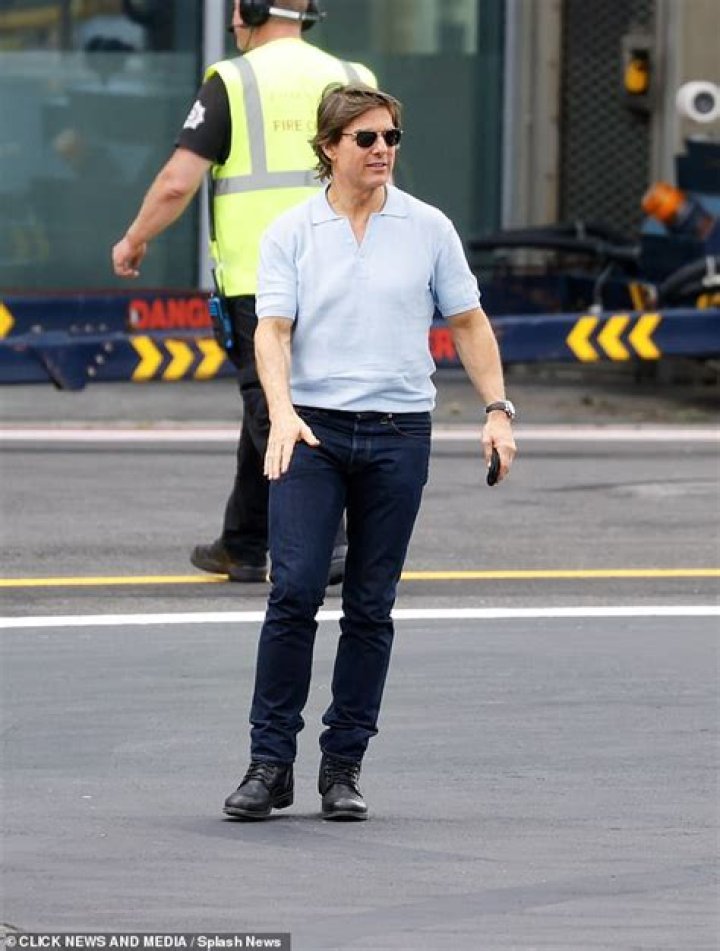 Tom Cruise Seen In England After Unrecognizable Photos – Hollywood Life