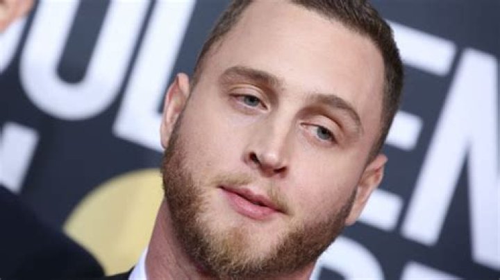 Tom Hanks’ Son, Chet Hanks, Gets Dragged For ‘White Boy Summer’ Video – Hollywood Life