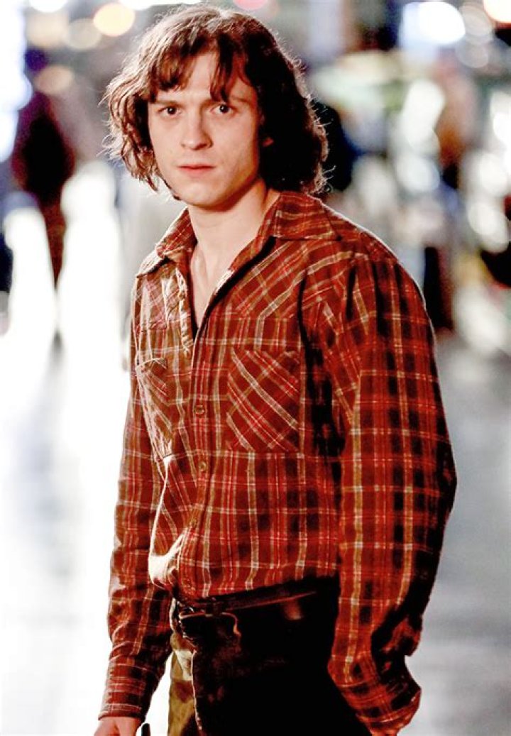 Tom Holland Rocks 70s-Inspired Long Hair & Clothes Filming In NYC – Hollywood Life