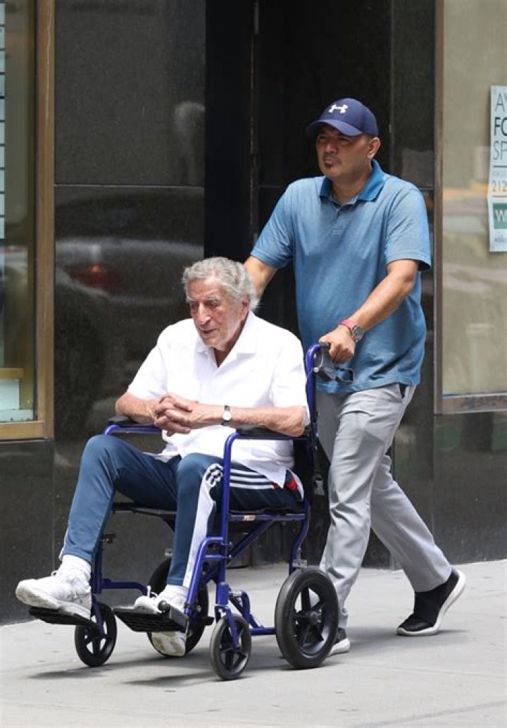 Tony Bennett In Wheelchair In Final Sighting: Video – Hollywood Life