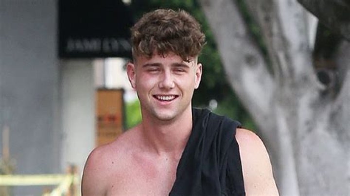 ‘Too Hot To Handle’s Harry Shows Off Abs After Francesca Farago Split – Hollywood Life