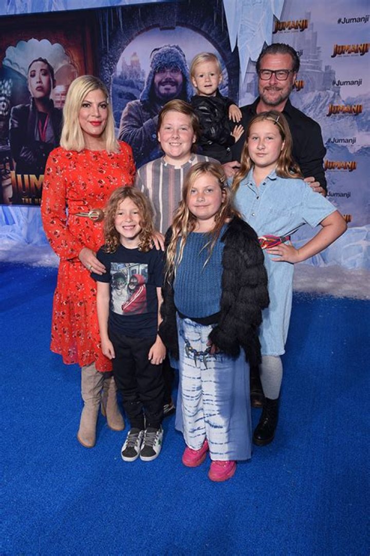 Tori Spelling & 5 Kids Pose For Christmas Card Without Dean McDermott – Hollywood Life