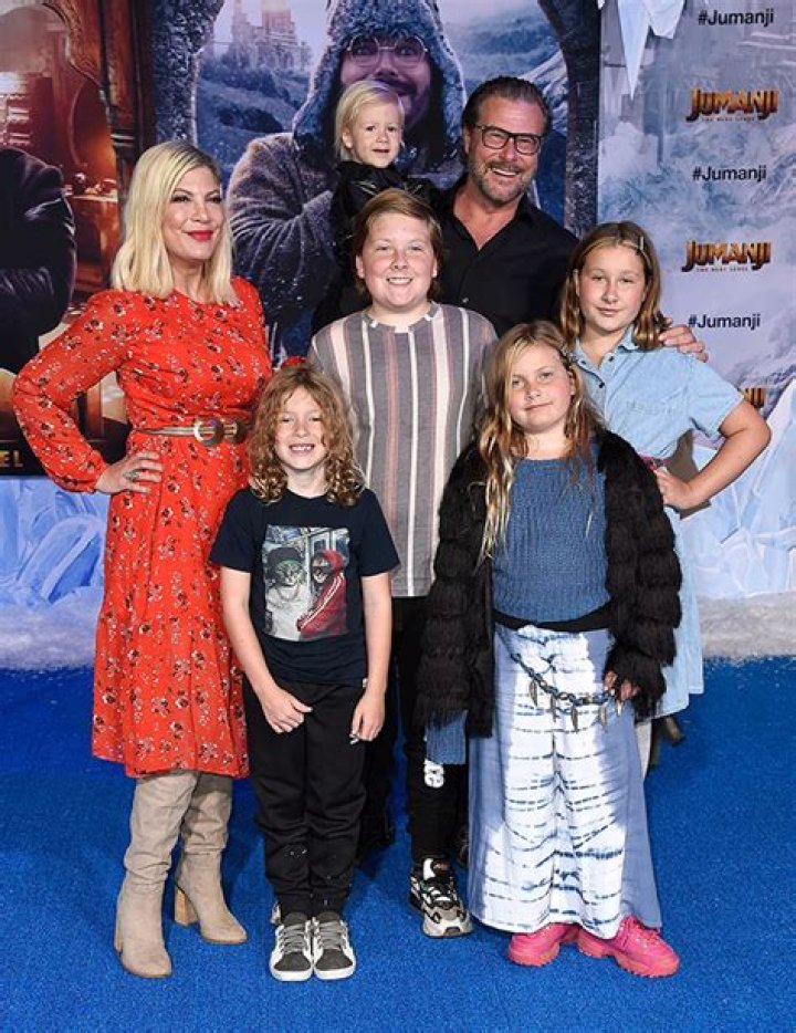 Tori Spelling & Brother Randy At Universal Studios: Photos – Hollywood Life