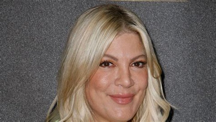 Tori Spelling Chats With Mystery Man During Holiday Shopping: Photos – Hollywood Life