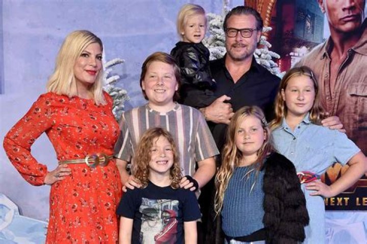 Tori Spelling & Dean McDermott Enjoy Dinner With 6 Of Their Kids – Hollywood Life