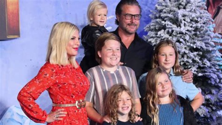 Tori Spelling & Dean McDermott’s Kids Reunite For NYE: Photo – Hollywood Life