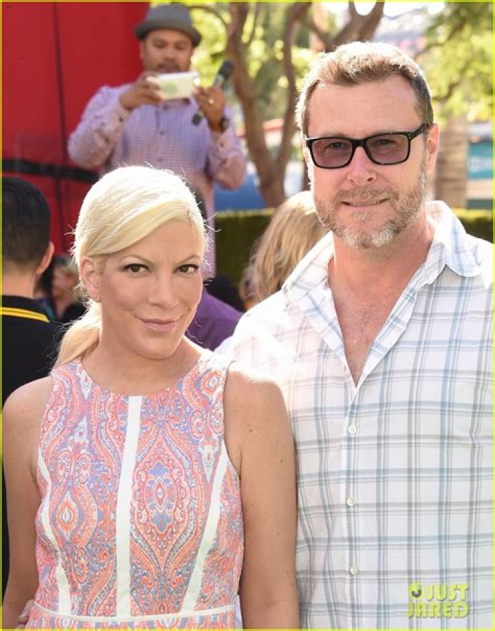 Tori Spelling & Dean McDermott Share Passionate Kiss At Valentine’s Dinner In LA: Photos