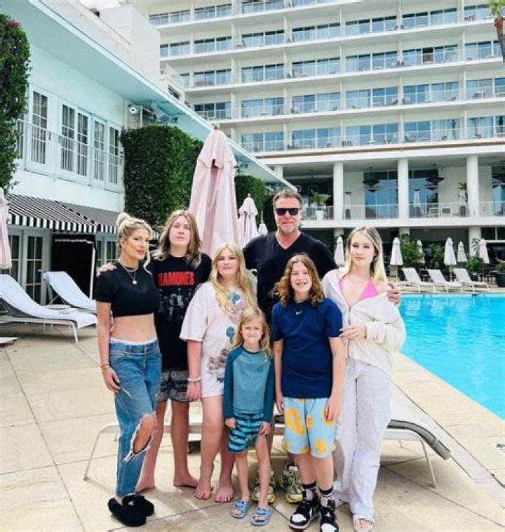 Tori Spelling Evacuates Rental Home With Her 5 Kids After Nearby Hostage Crisis