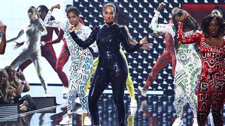 Tracee Ellis Ross’ Dance Performance At 2018 AMAs Was Everything – Hollywood Life