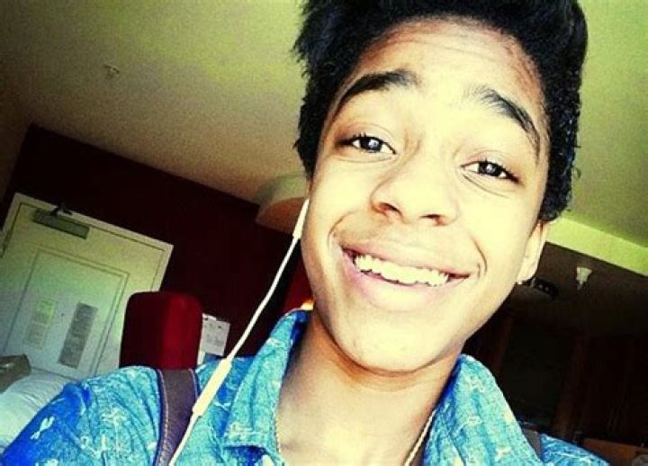 Transgender Son Is Glad R. Kelly Knows The Truth – Hollywood Life