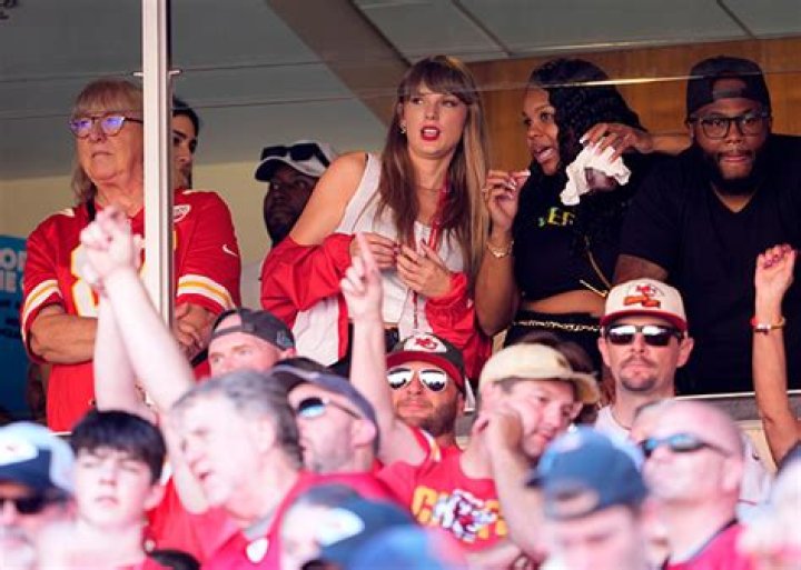 Travis Kelce’s Mom Donna Reacts to Taylor Swift’s NFL Game Absence – Hollywood Life