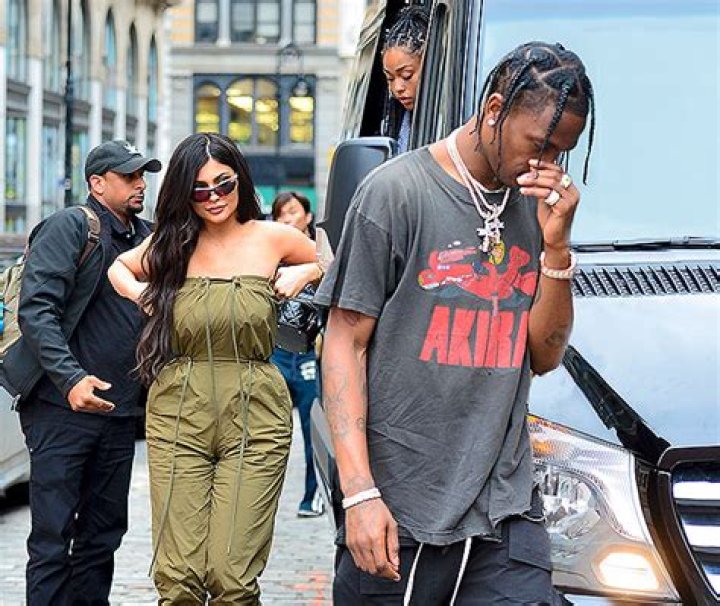 Travis Scott Emerges In NYC In 1st Photos Since Kylie Jenner’s Pregnancy Was Revealed