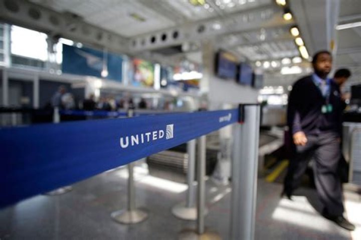 United Airlines: Passenger Violently Removed From Plane