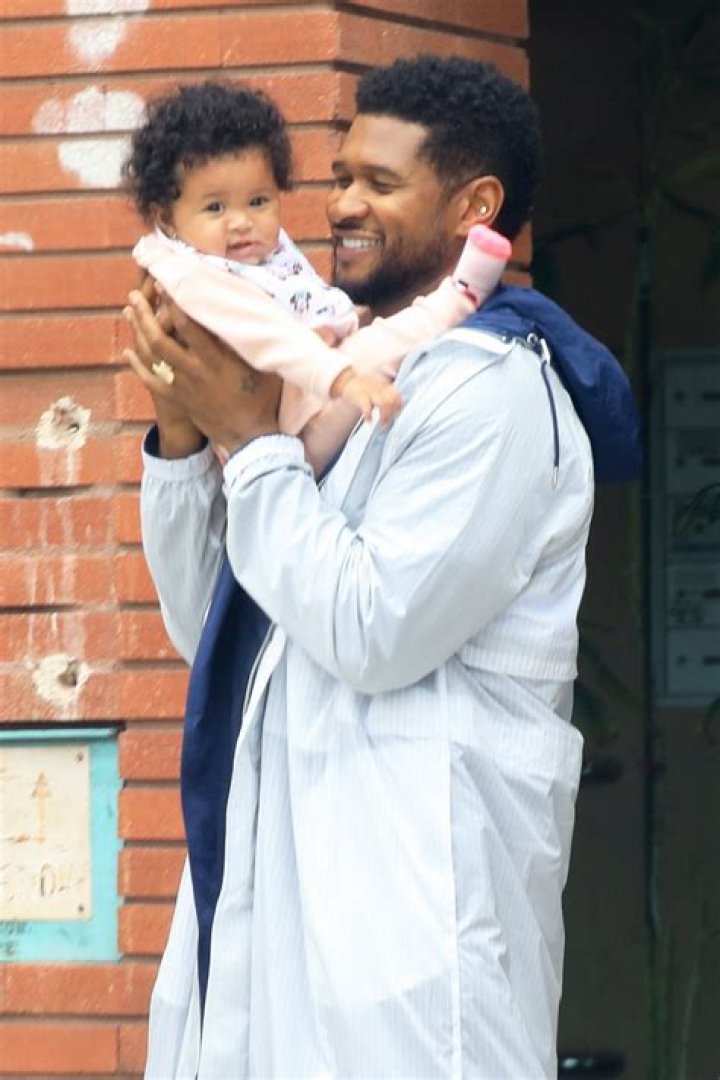 Usher & GF Jenn Goicoechea Out With Baby Sovereign: Photos – Hollywood Life