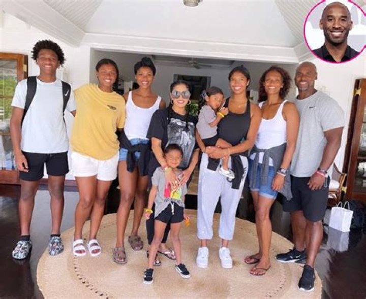 Vanessa Bryant & Kobe’s Family Take A Vacation Photo Together – Hollywood Life