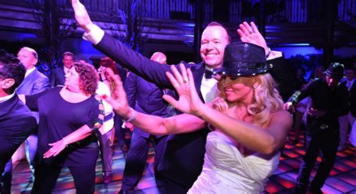 [VIDEO] Donnie Wahlberg & Jenny McCarthy Kiss — Couple Celebrates New Year’s – Hollywood Life