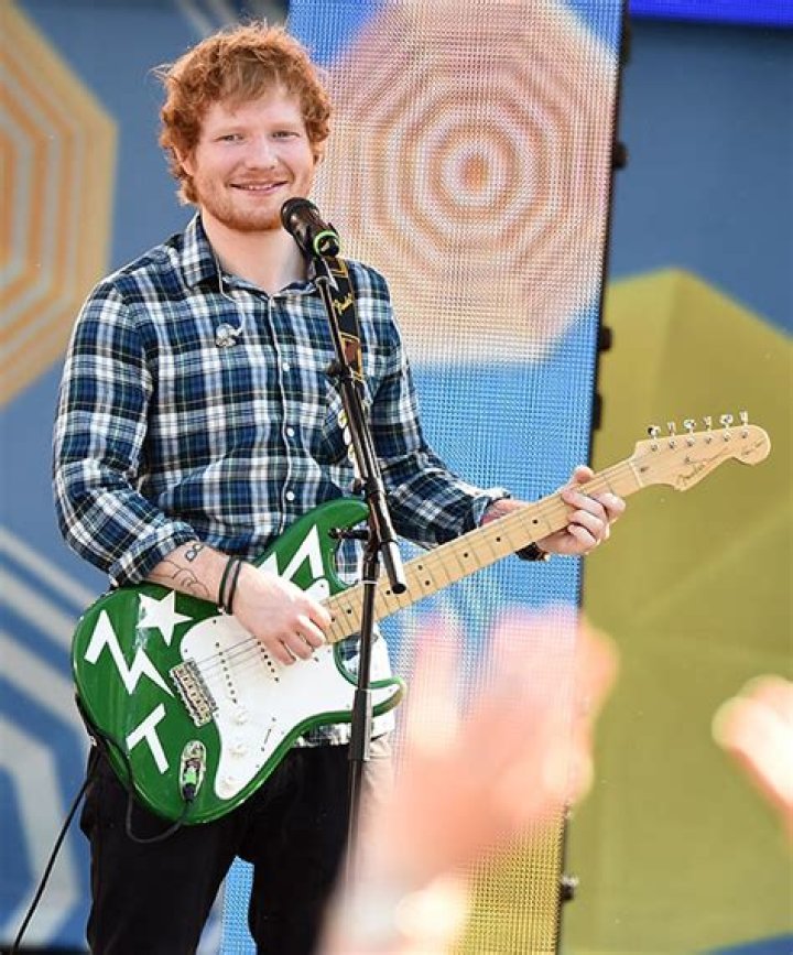 [VIDEO] Ed Sheeran Pooped His Pants On Stage! — EMBARRASSING! – Hollywood Life