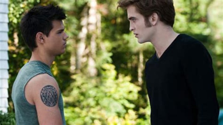 [VIDEO] Edward & Jacob Fight — New ‘Breaking Dawn’ Deleted Scene – Hollywood Life