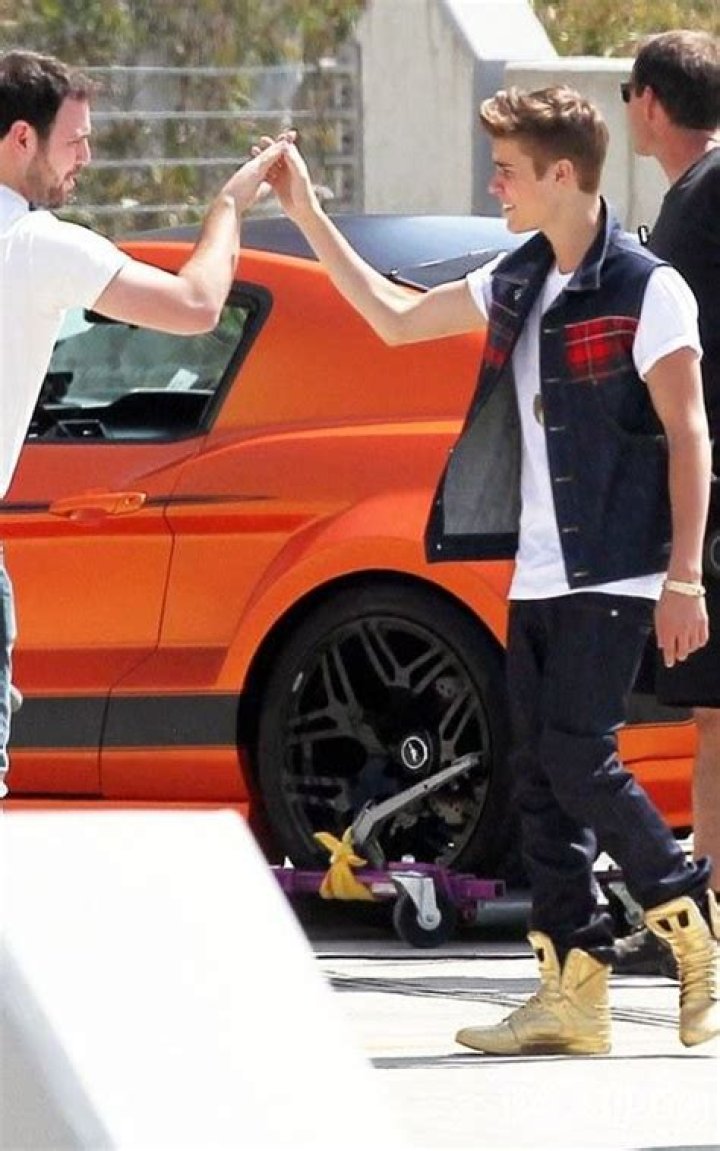[VIDEO] Justin Bieber Kisses Selena Gomez Look-Alike In ‘Mistletoe’ – PICS – Hollywood Life
