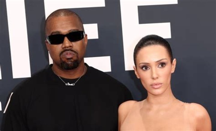 [VIDEO] Kim Kardashian Annoyed With Kanye West At VMAs Trying To Take Selfie – Hollywood Life