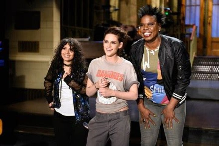 [VIDEO] Kristen Stewart & Vanessa Bayer Make Out On ‘SNL’ In Totino’s Sketch – Hollywood Life