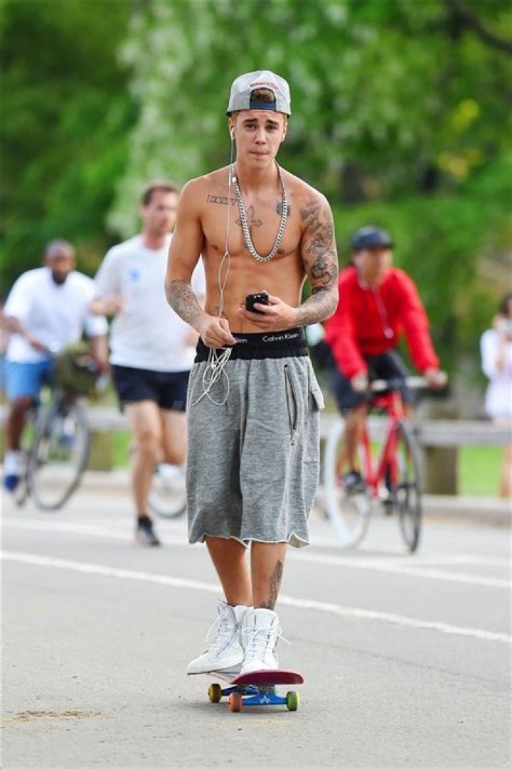 [VIDEOS] Justin Bieber Skateboarding in NYC with Hailey Baldwin – Hollywood Life