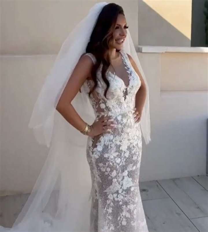 Vinny Gives Angelina Her Wedding Dress – Hollywood Life